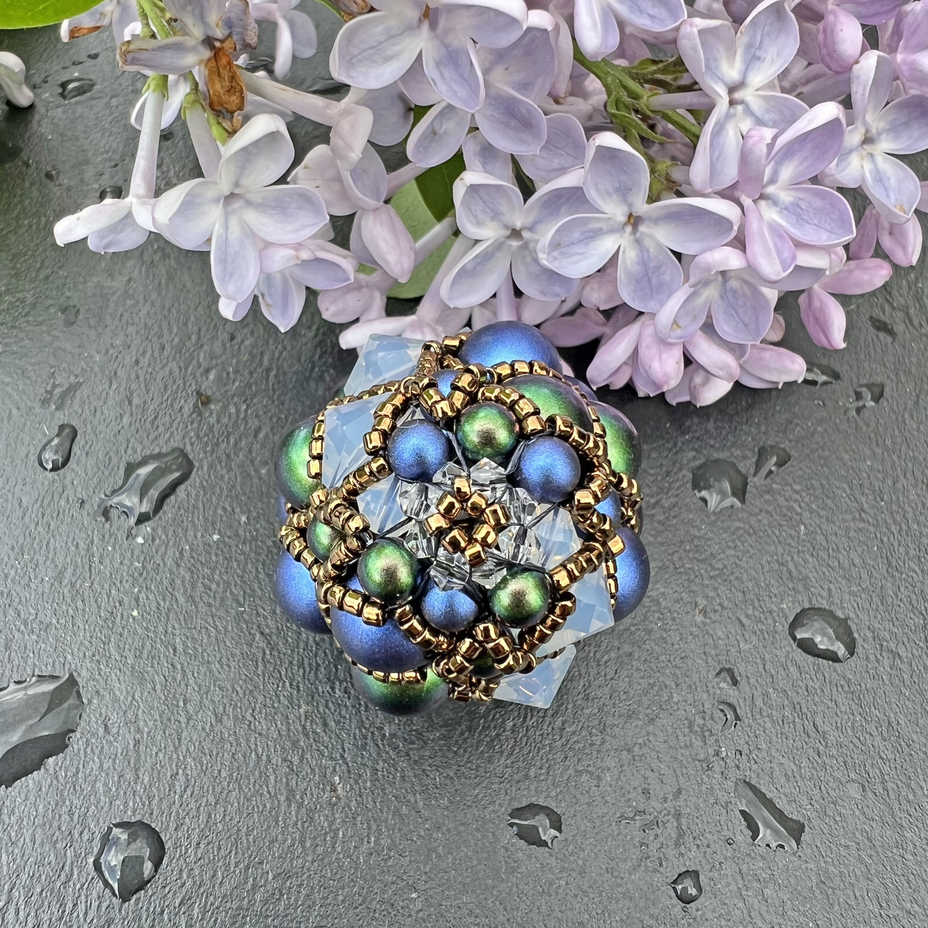 Pinecone Juniper, Anhänger in Grün-, Blau und weissem Opal, allesamt aus Kristallglas